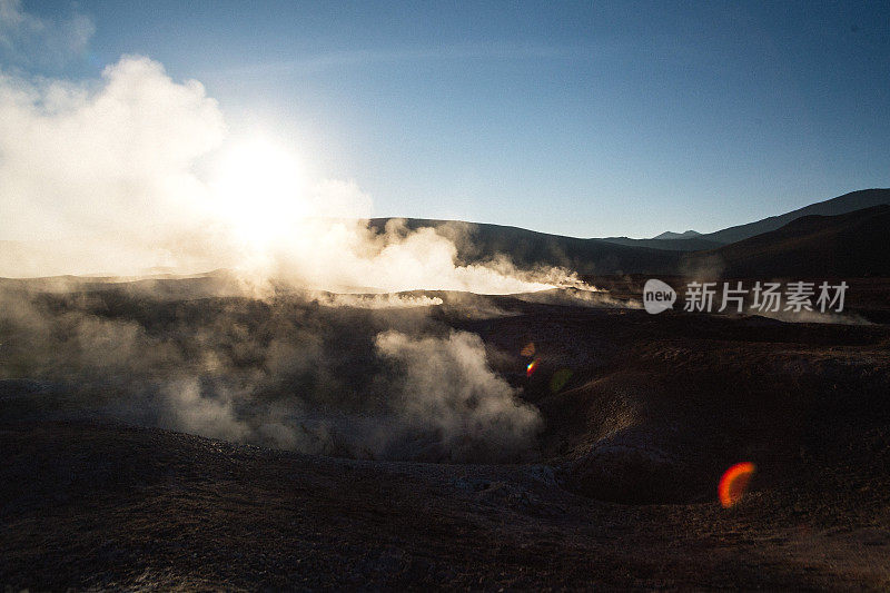 近距离观看地热景点在Sol de Mañana公园在Altiplano，玻利维亚